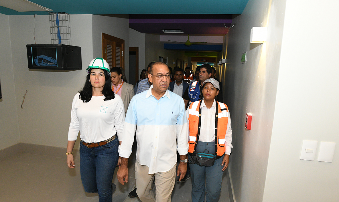 Ministro Deligne Ascención supervisa obra en SDE | Foto: Fuente externa 