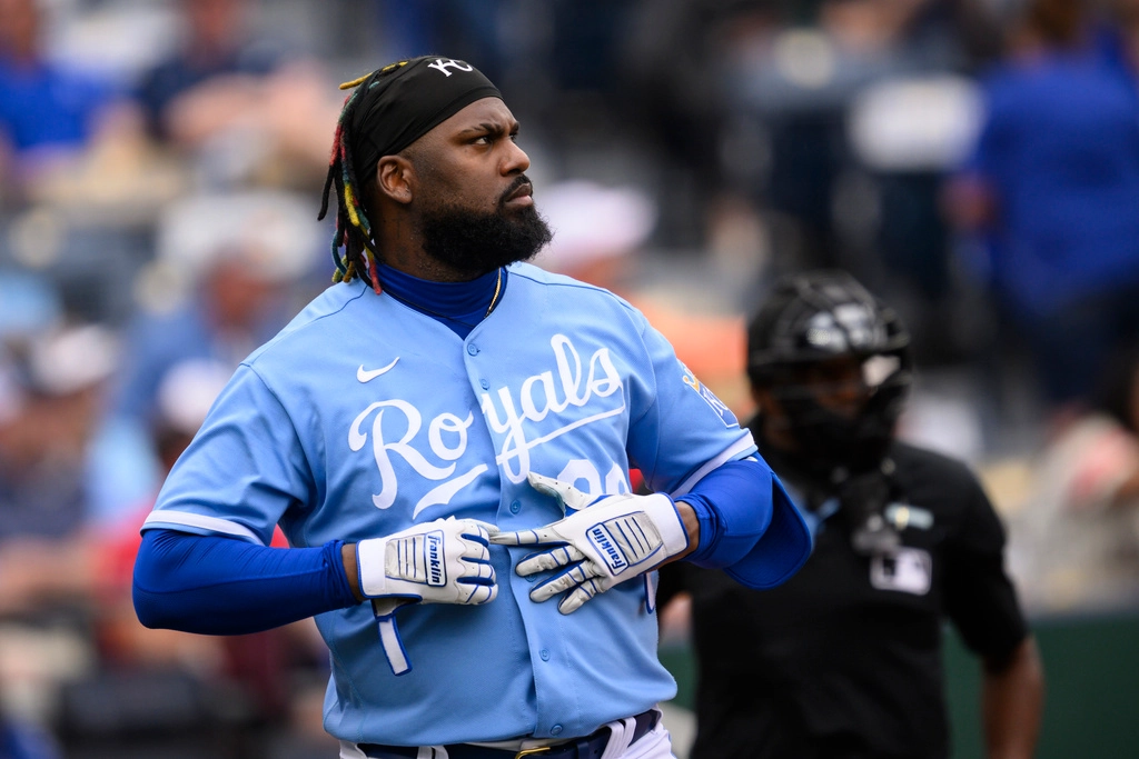 Franmil Reyes acuerda con los Reales de Kansas City