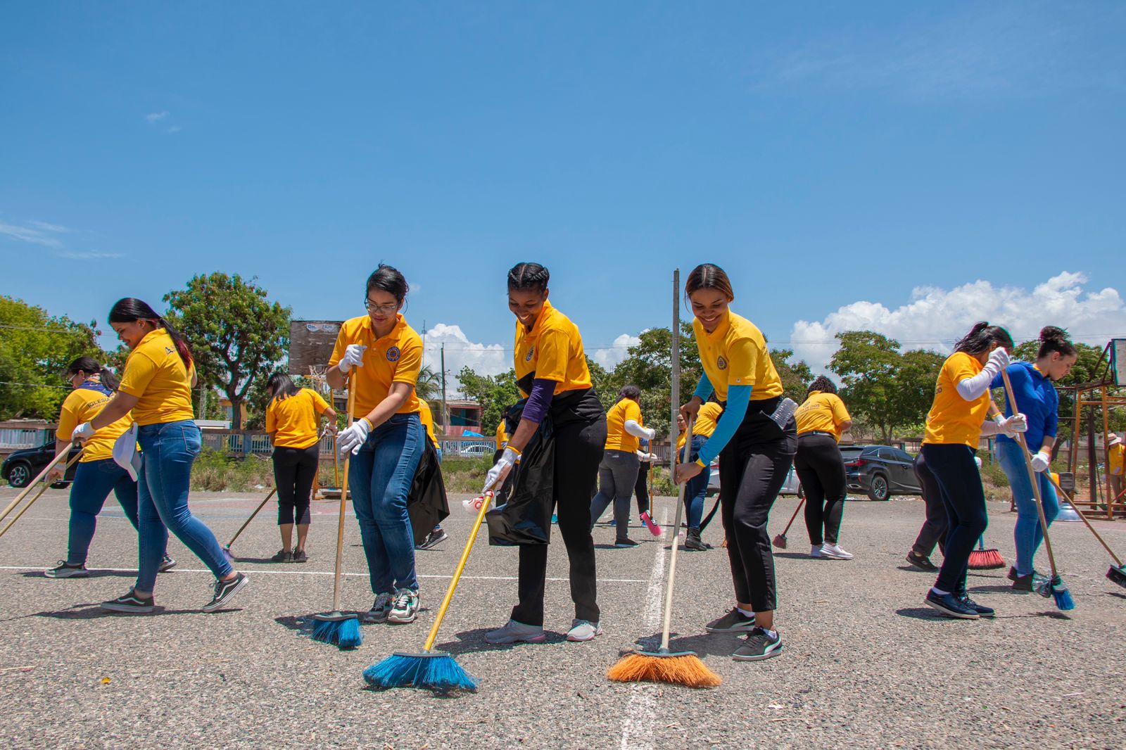 Iglesia de Dios Sociedad Misionera Mundial limpia y repara canchas en La Romana 