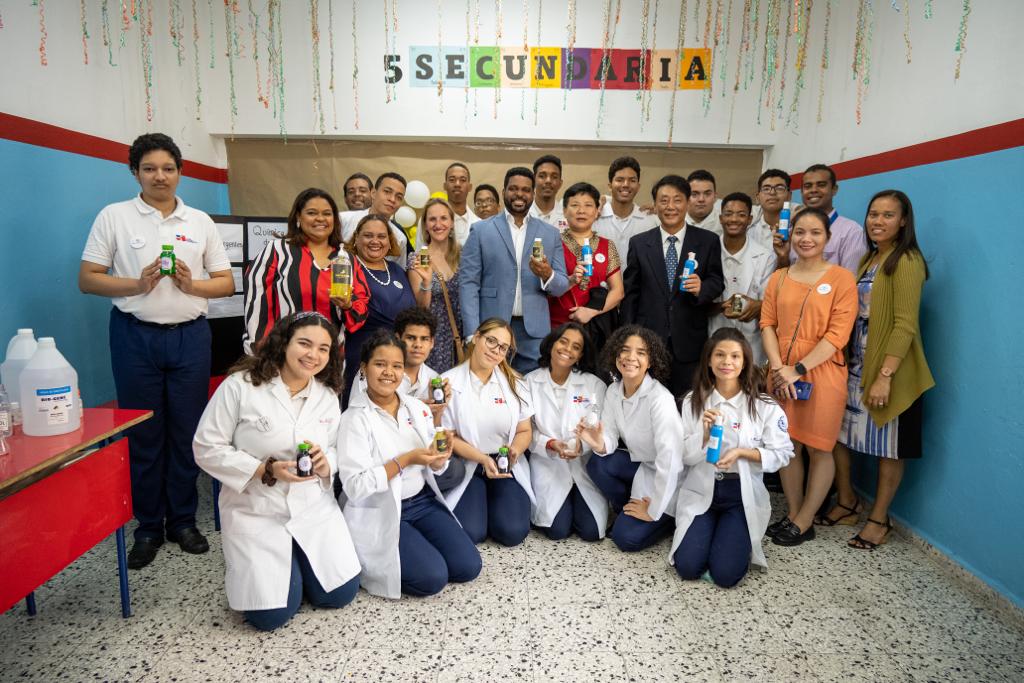 Estudiantes del Colegio Dominico Chino producen energía limpia con sargazo