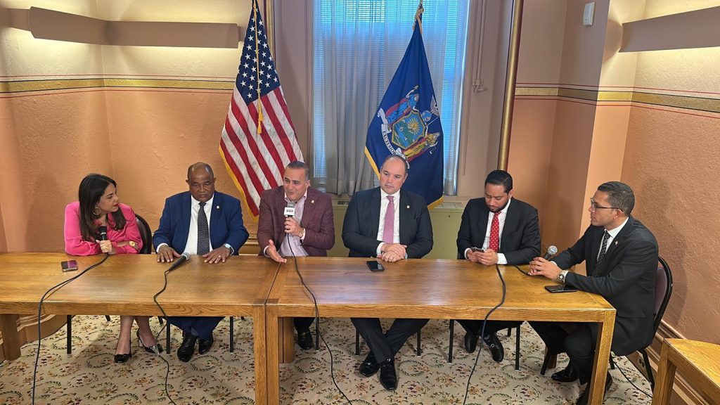 De izquierda a derecha: Julia Muñiz Suberví, Ramón Antonio Pimentel, Alexis Victoria Yeb, José del Castillo Saviñón, Jaime Rincón | Foto: El Nuevo Diario