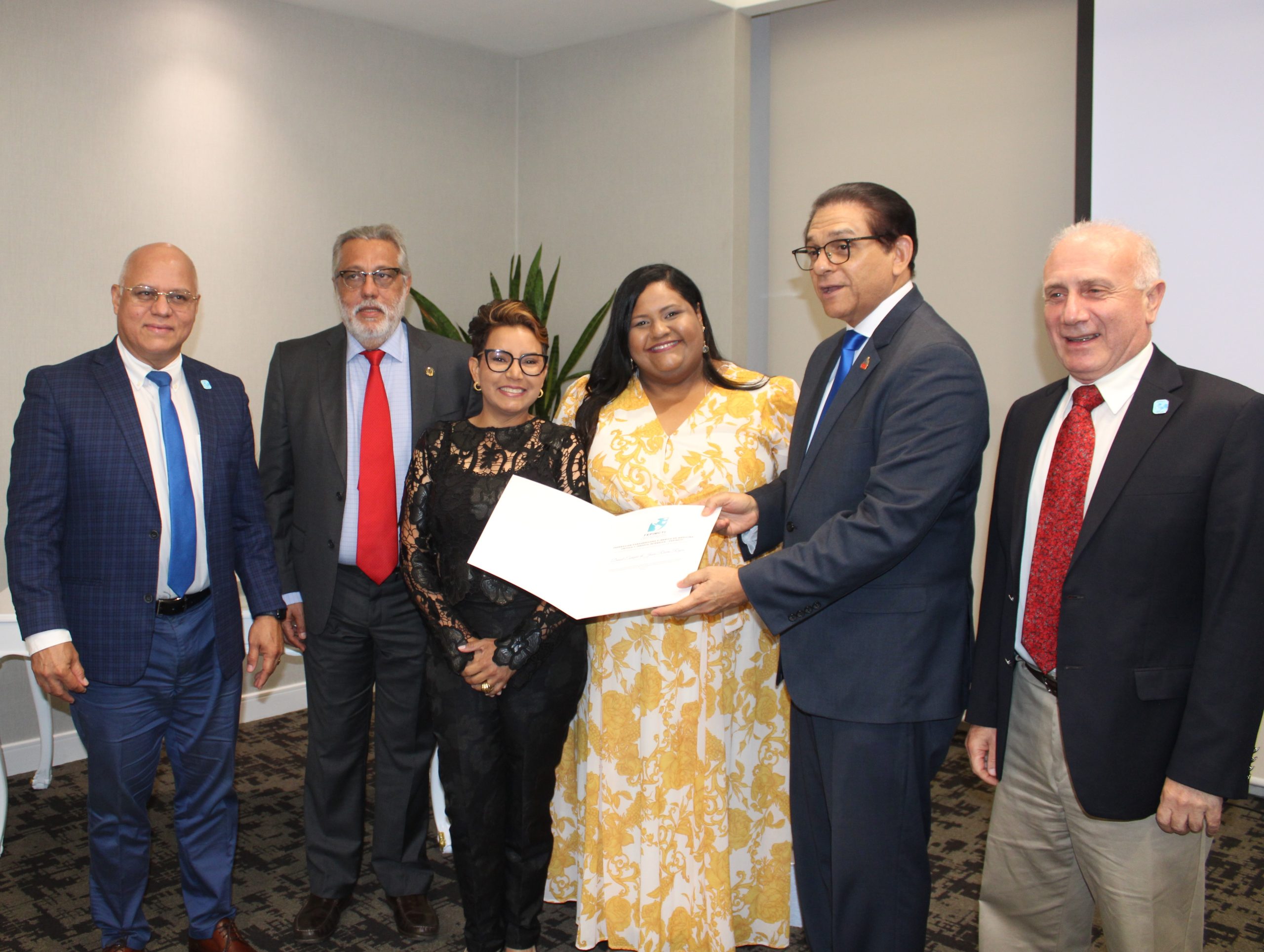 Entrega de reconocmiento al Dr. Daniel Rivera Ministro de Salud Publica scaled