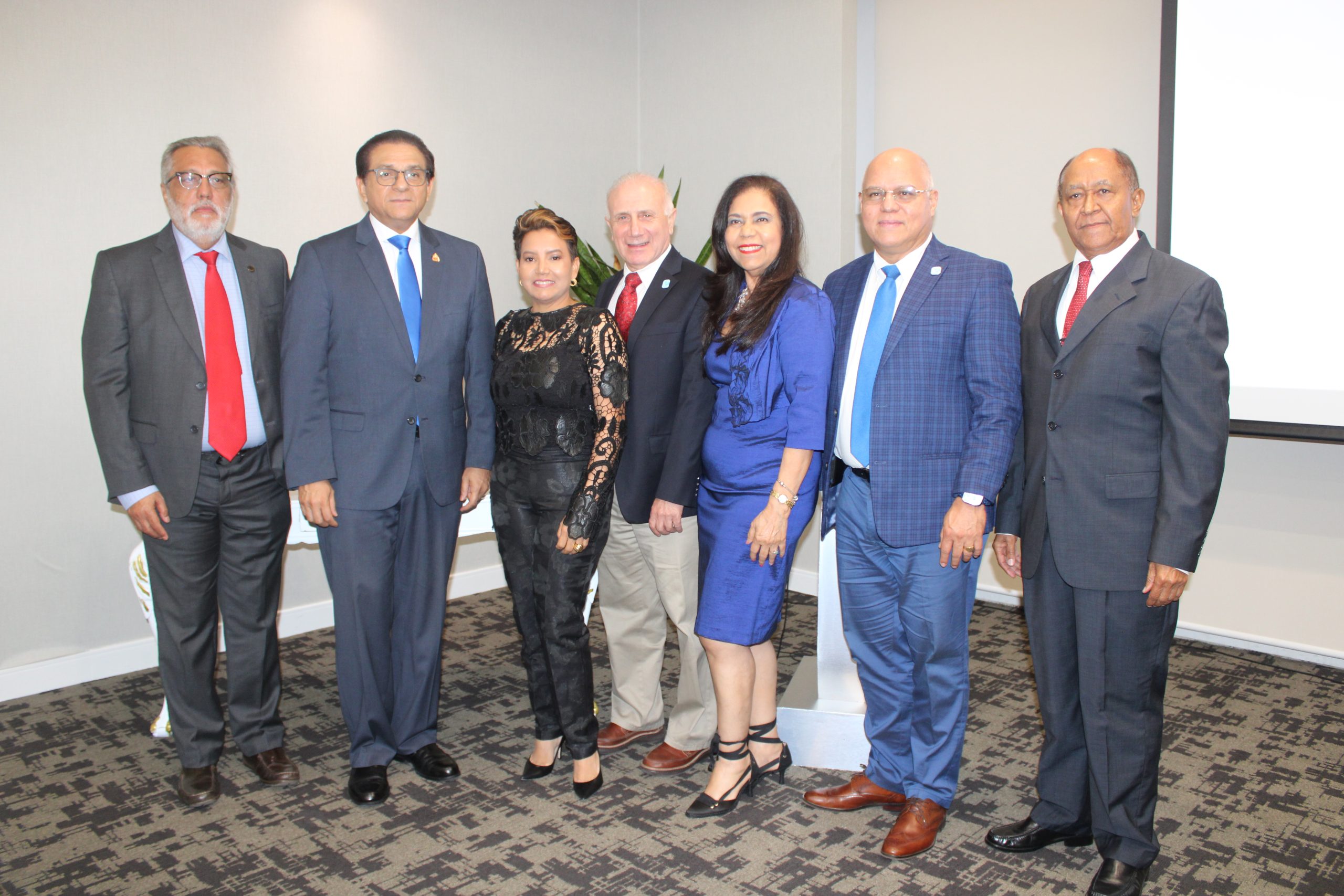 Gala de reconocimiento a medicos dominicanos pioneros en ejercer la Medicina Critica scaled