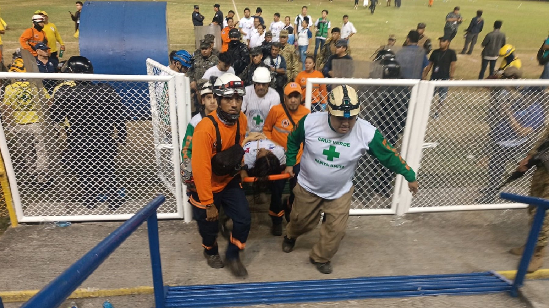 Al menos 12 muertos y 100 heridos en una estampida en un estadio de El ...