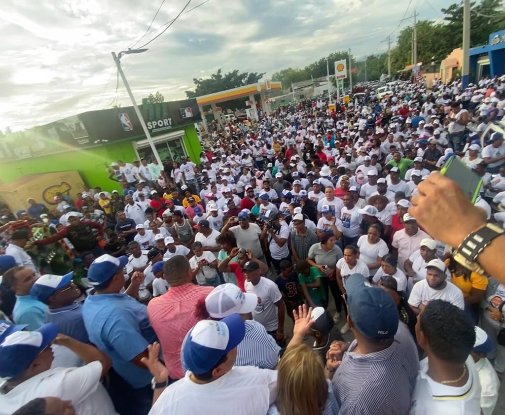 Cientos de personas manifestaron su respaldo al presidente Luis Abinader (Foto: Fuente externa)