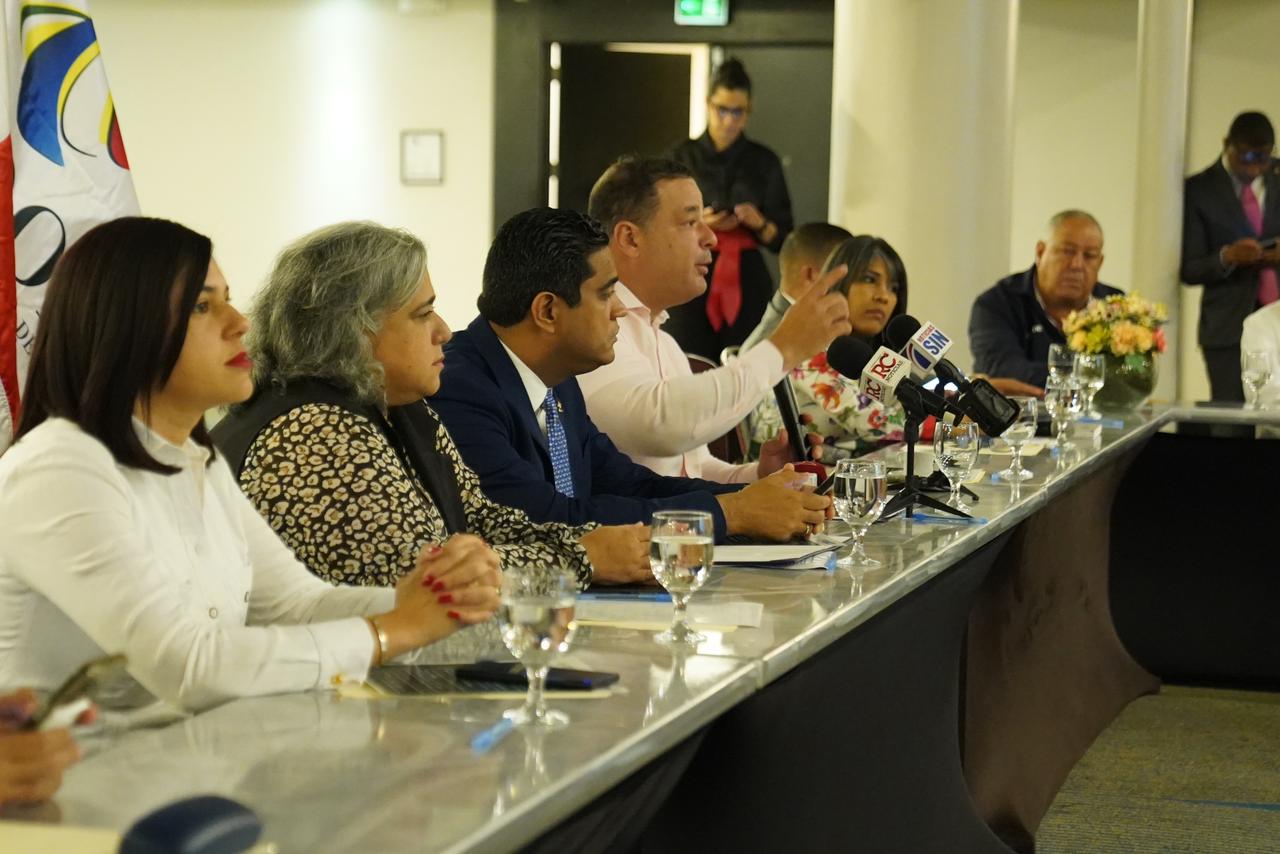 Fedomu y Medio Ambiente debaten sobre rol gobiernos locales en gestión residuos sólidos