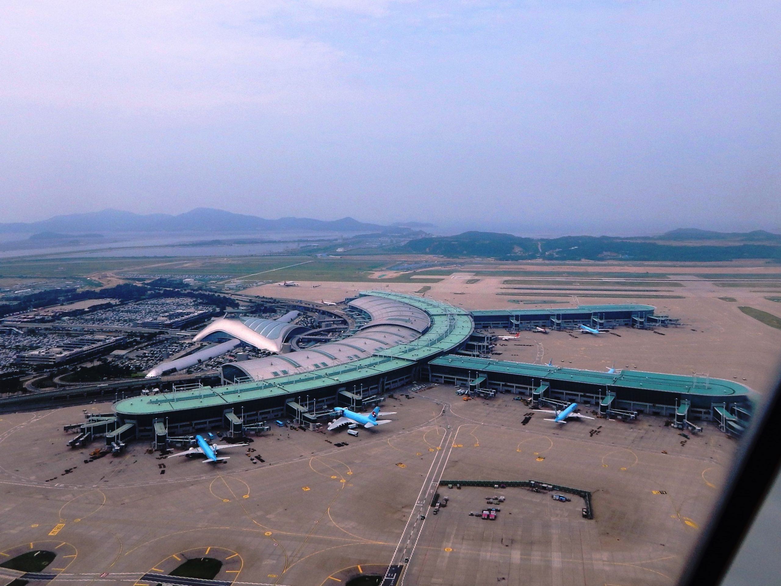 Avión aterriza en Corea del Sur después de que un pasajero abriera la puerta de emergencia