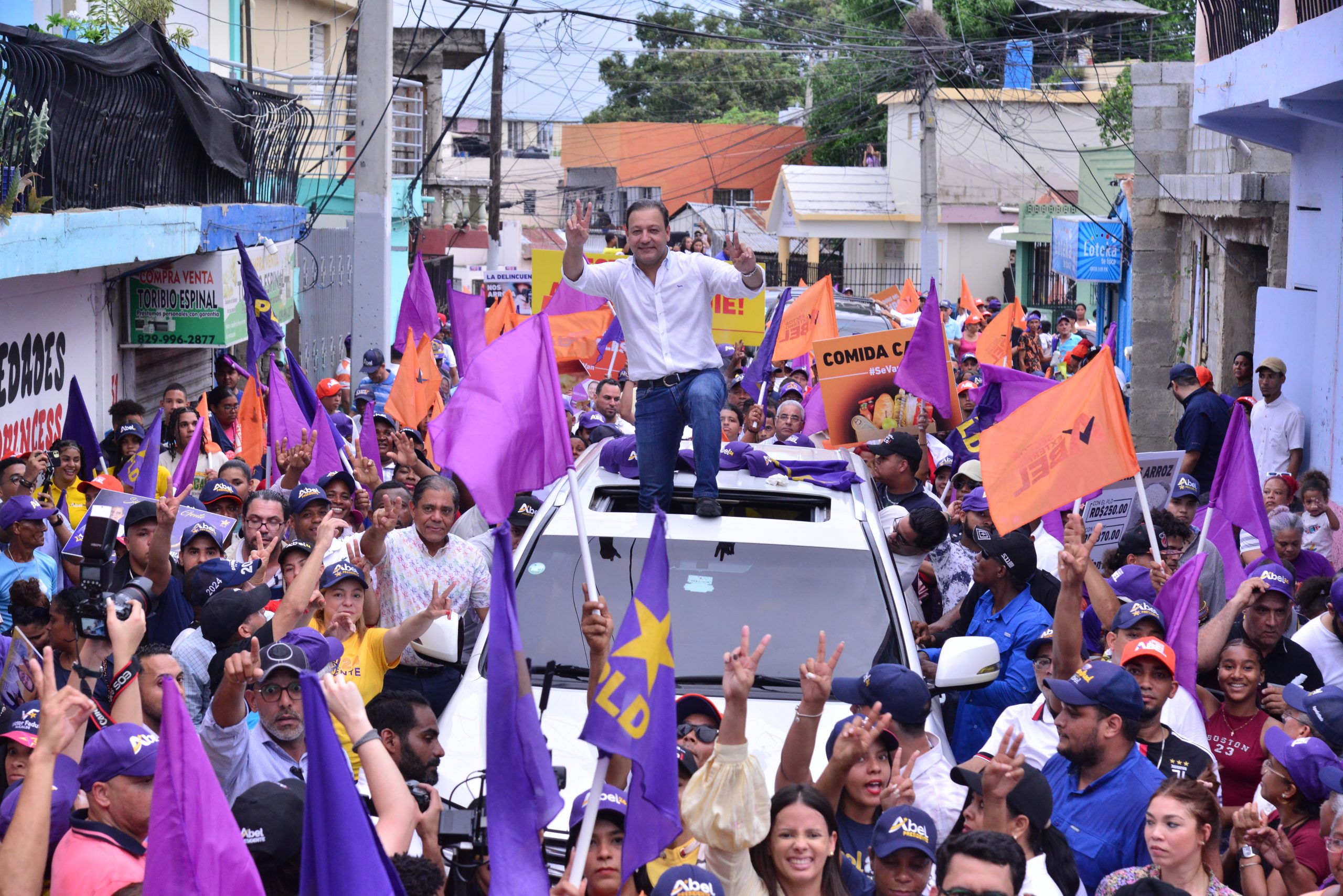 Abel Martínez junto a cientos de militantes del partido morado (Foto: Fuente externa)