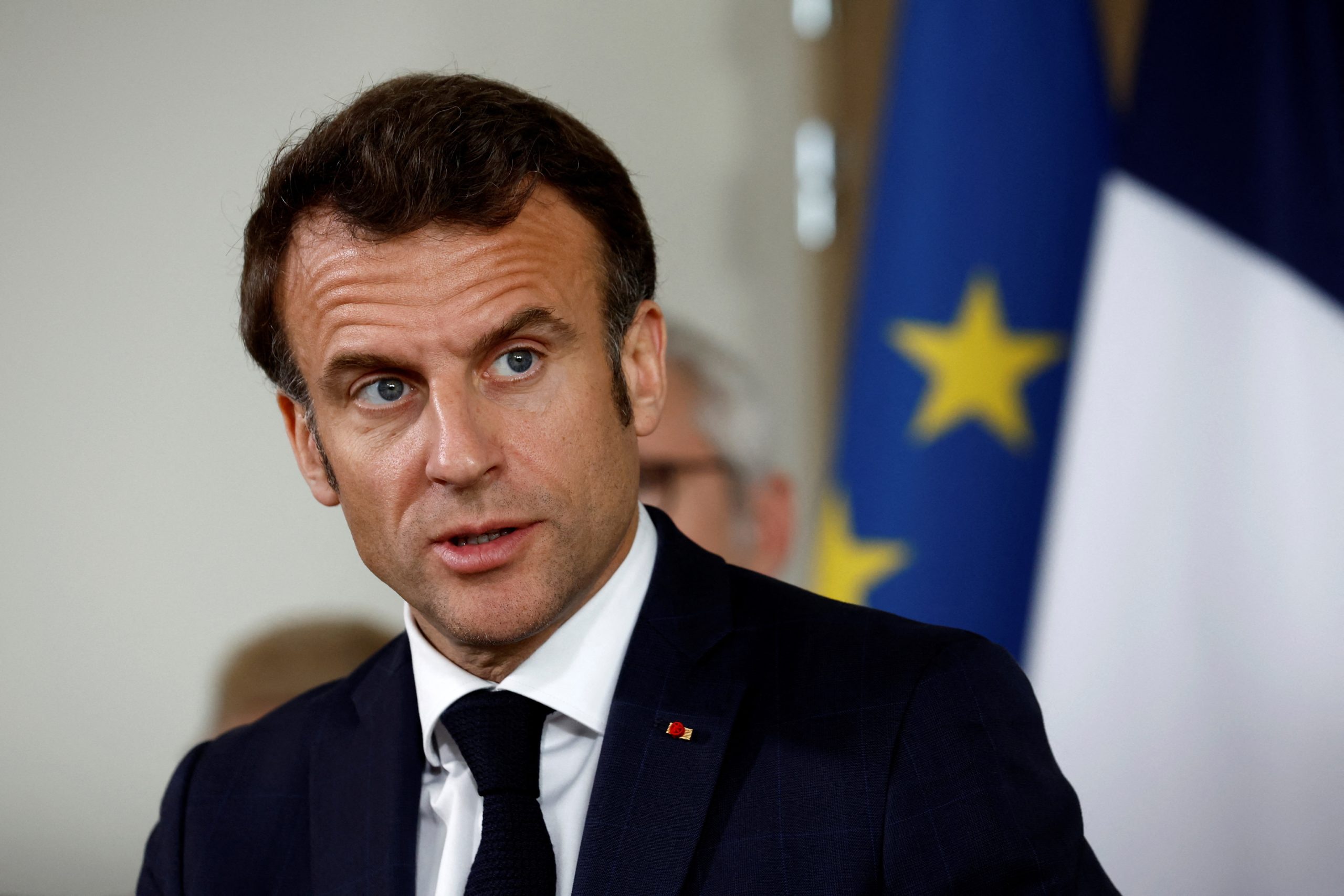 Macron urge a recortar la contaminación por plásticos en inicio de reunión de la ONU