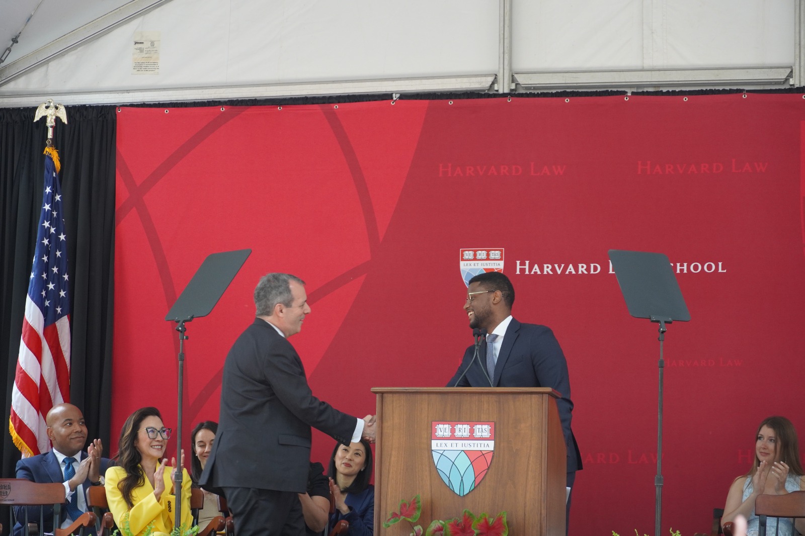 Joven dominicano presenta discurso en graduación de Escuela de Derecho