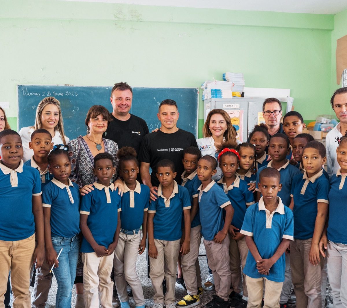 Carolina Mejía e o jogador do Barça Javier Saviola visitam El Túnel de Capotillo e inspecionam um projeto para crianças