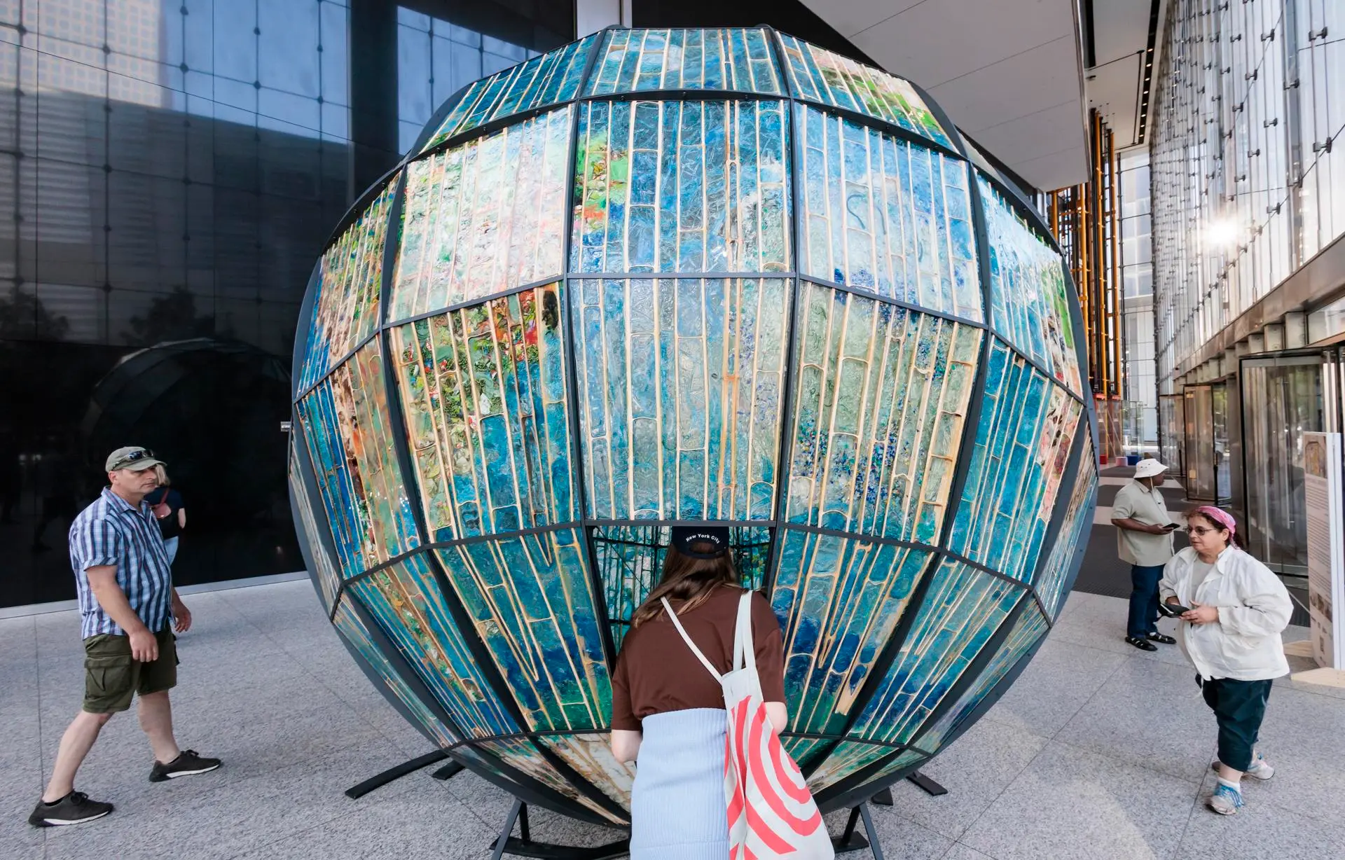 Una Tierra construida a base de residuos denuncia en Nueva York la «pandemia del plástico»