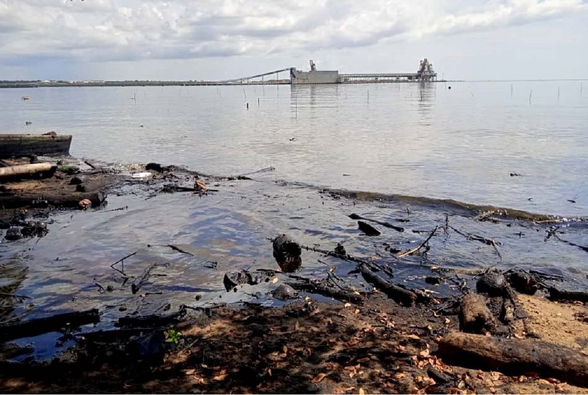 Ambientalista alerta por una mancha kilométrica de petróleo en el mayor lago de Venezuela
