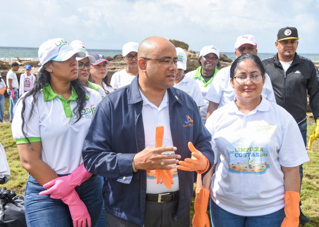 DGJP realiza jornada de reforestación y limpieza de costas