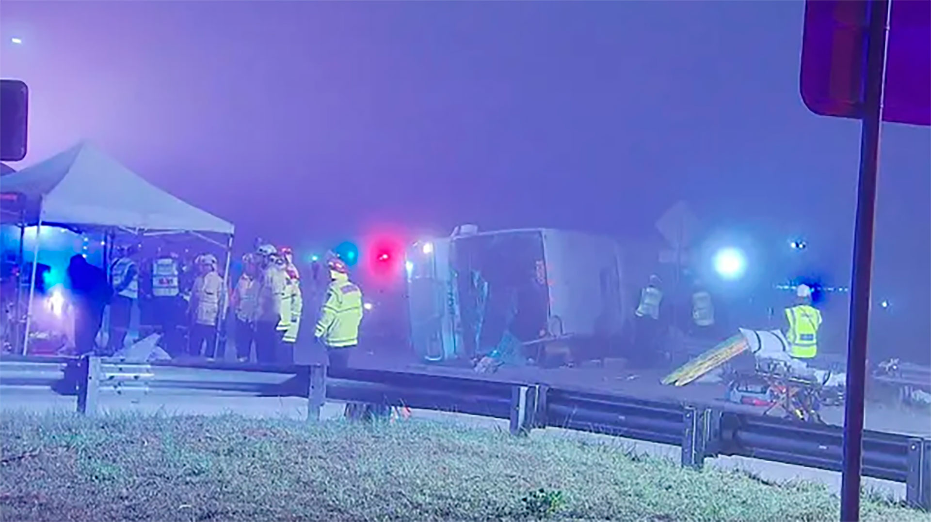 Al menos diez muertos y once heridos tras volcar un autobús en ...