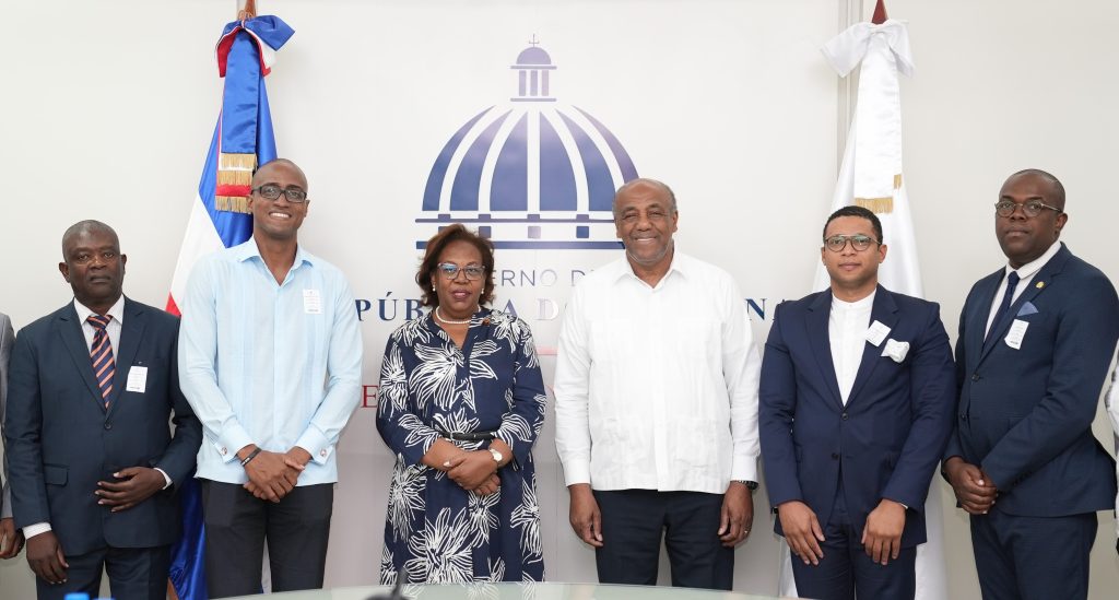 Ministro Almonte y embajadora de Angola tratan sobre planes de cooperación con RD