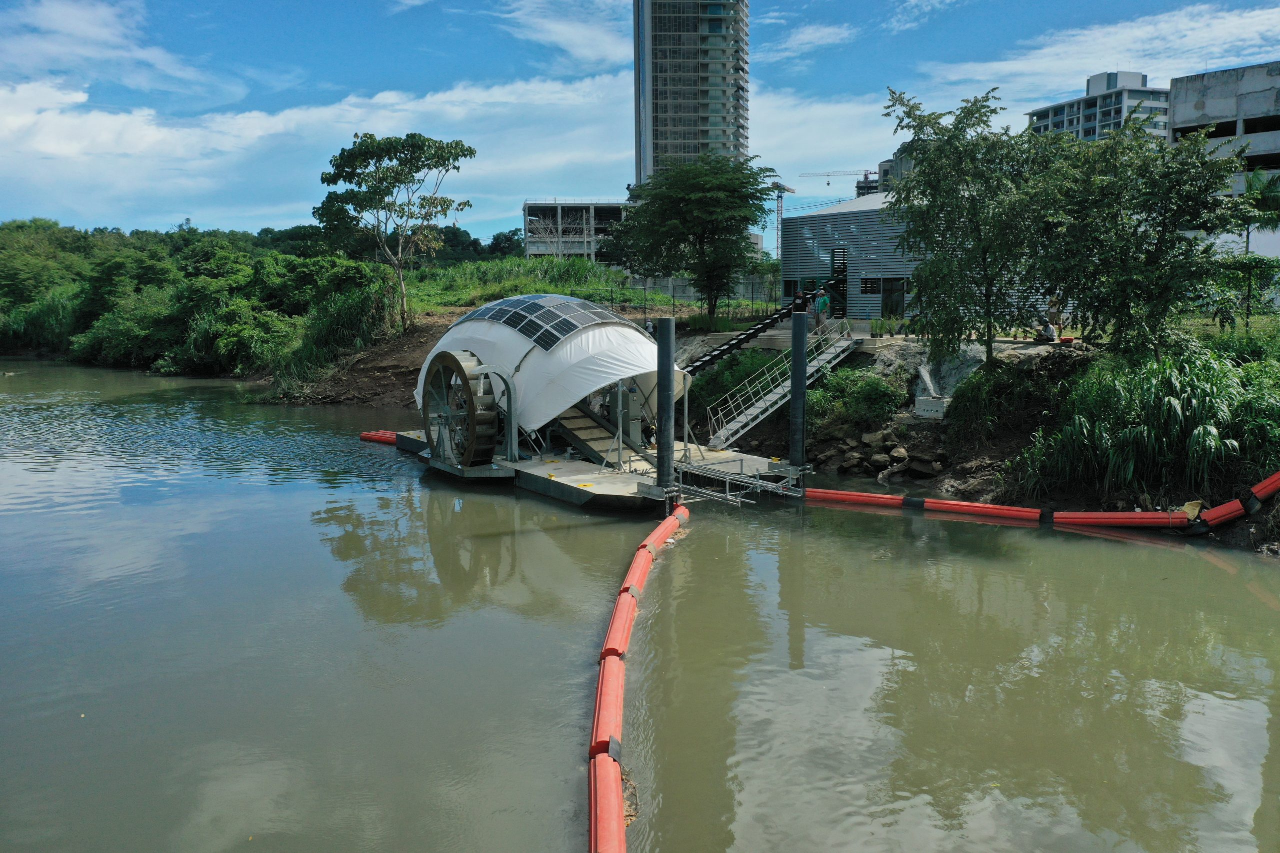 Rotura de una tubería inunda de combustible un río que desemboca en la Bahía de Panamá