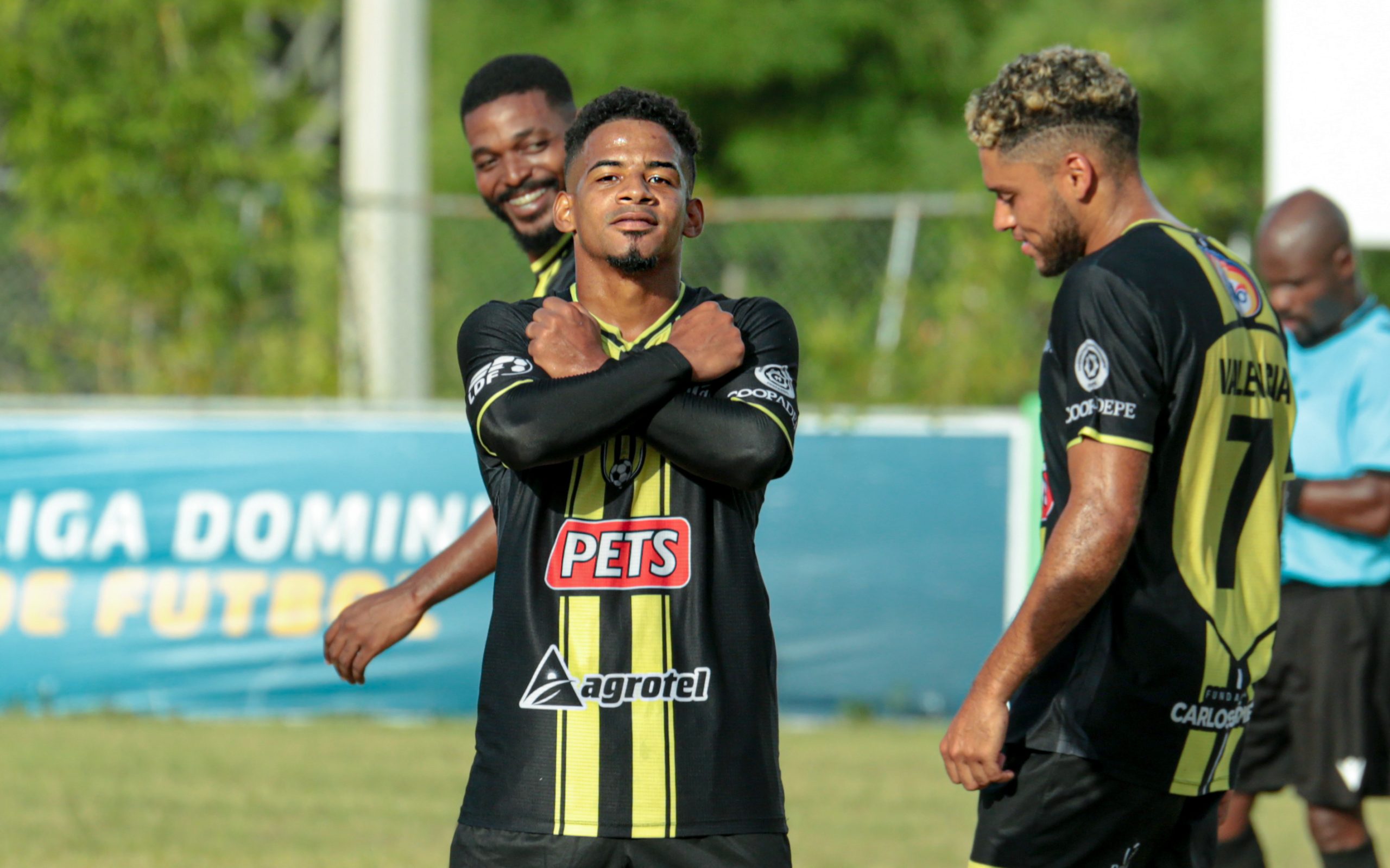 Moca FC golea a Jarabacoa en la LDF 1 Victor Sanchez celebra el cuarto gol de MOCA FC scaled
