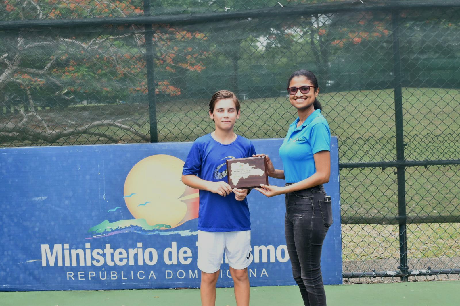 Adelina Pimentel de Fedotenis premia a Miguel Baquero campeon de sencillos de la Copa Maiz U14