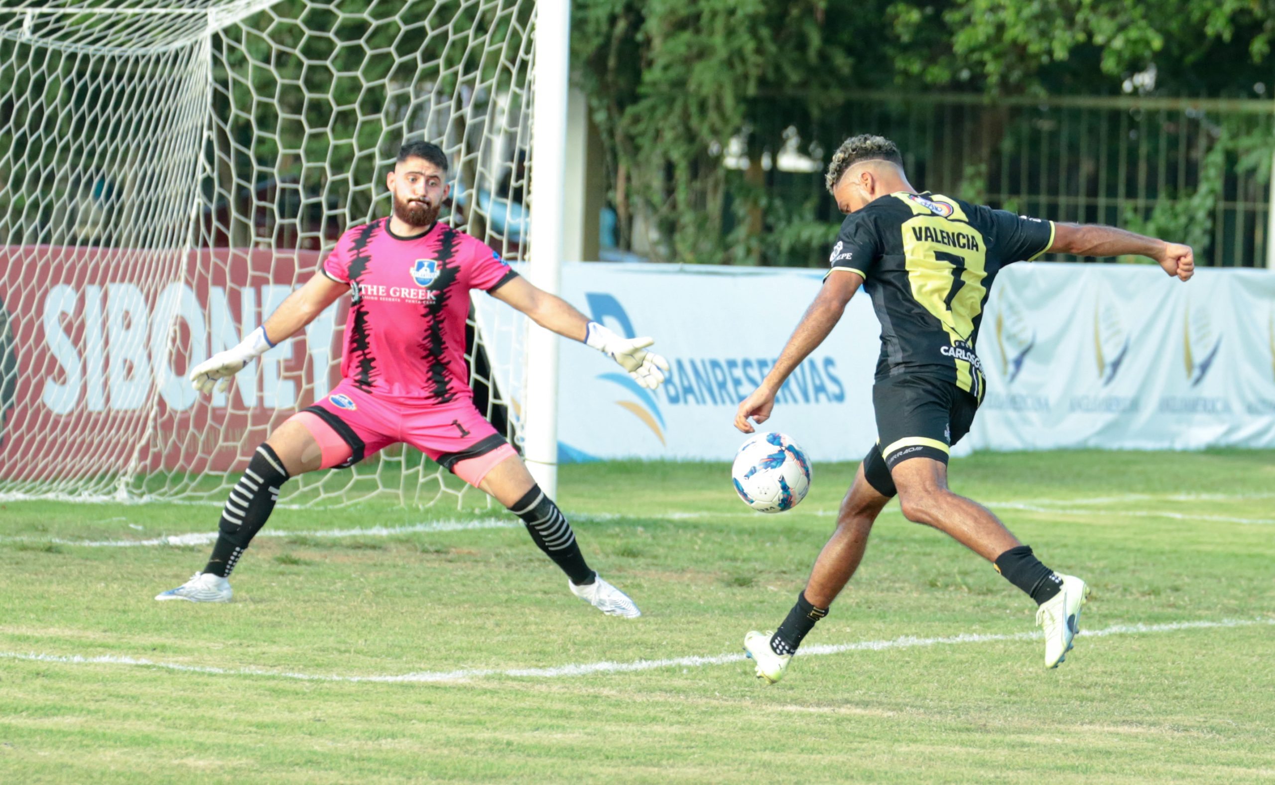 Sebastian Valencia MOCA FC en una accion frente al Portero del Atlantico FC scaled