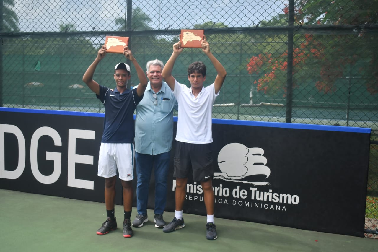 Jossting Cruz y Alberto Puello premiados por Sergio Tobal vicepresidente de Fedotenis