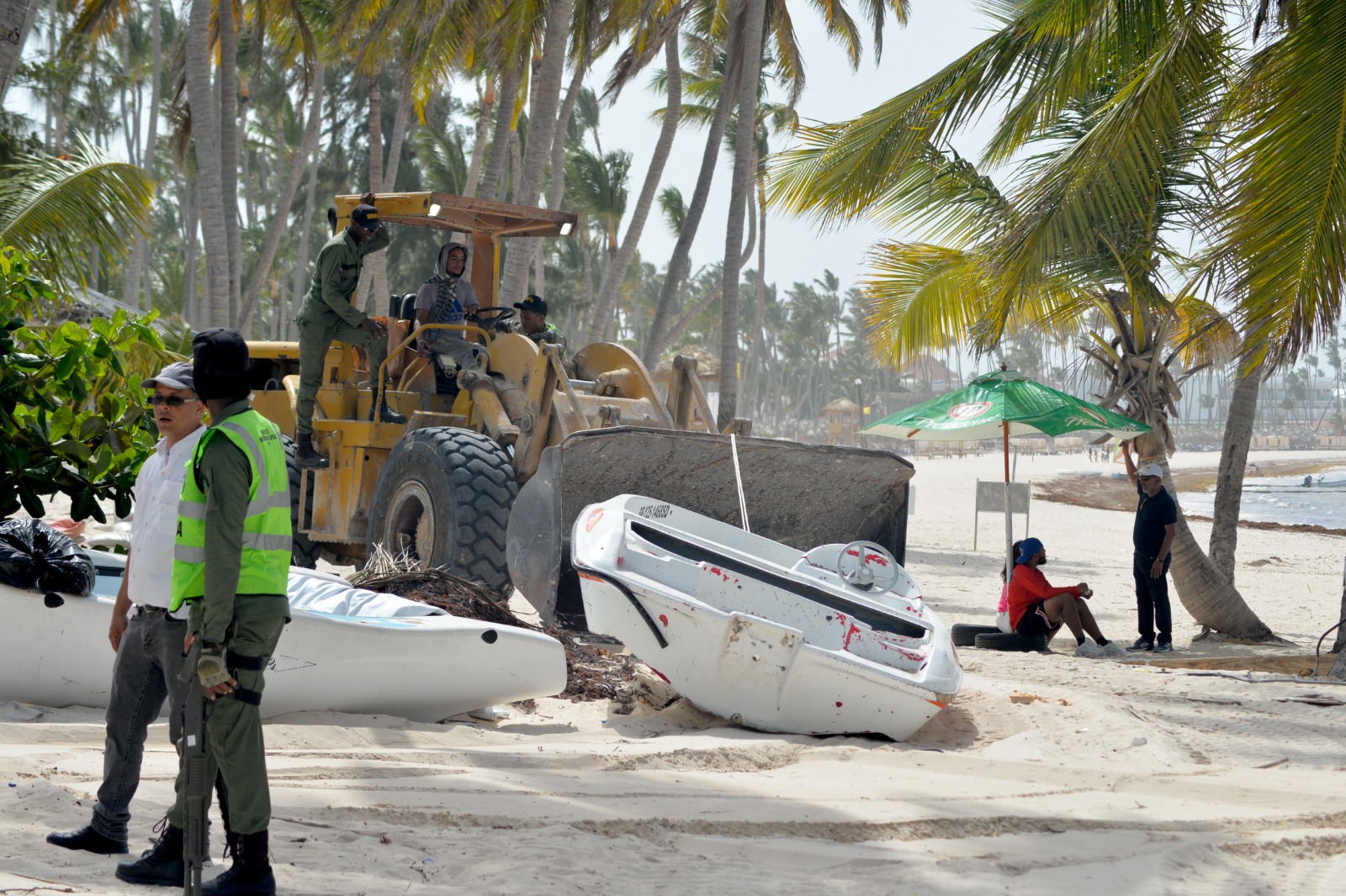 Autoridades retiran embarcaciones e infraestructuras construidas ilegalmente en playa Bibijagua