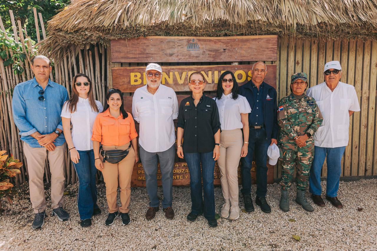 Sur Futuro y Consorcio Energético Punta Cana-Macao reforestan en área protegida privada de Azua