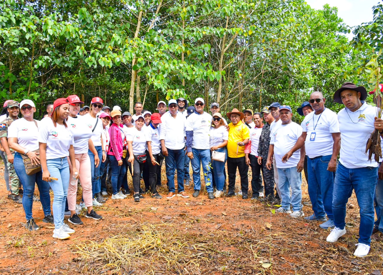 Comedores Económicos y Medio Ambiente siembran 2 mil árboles en jornada de reforestación