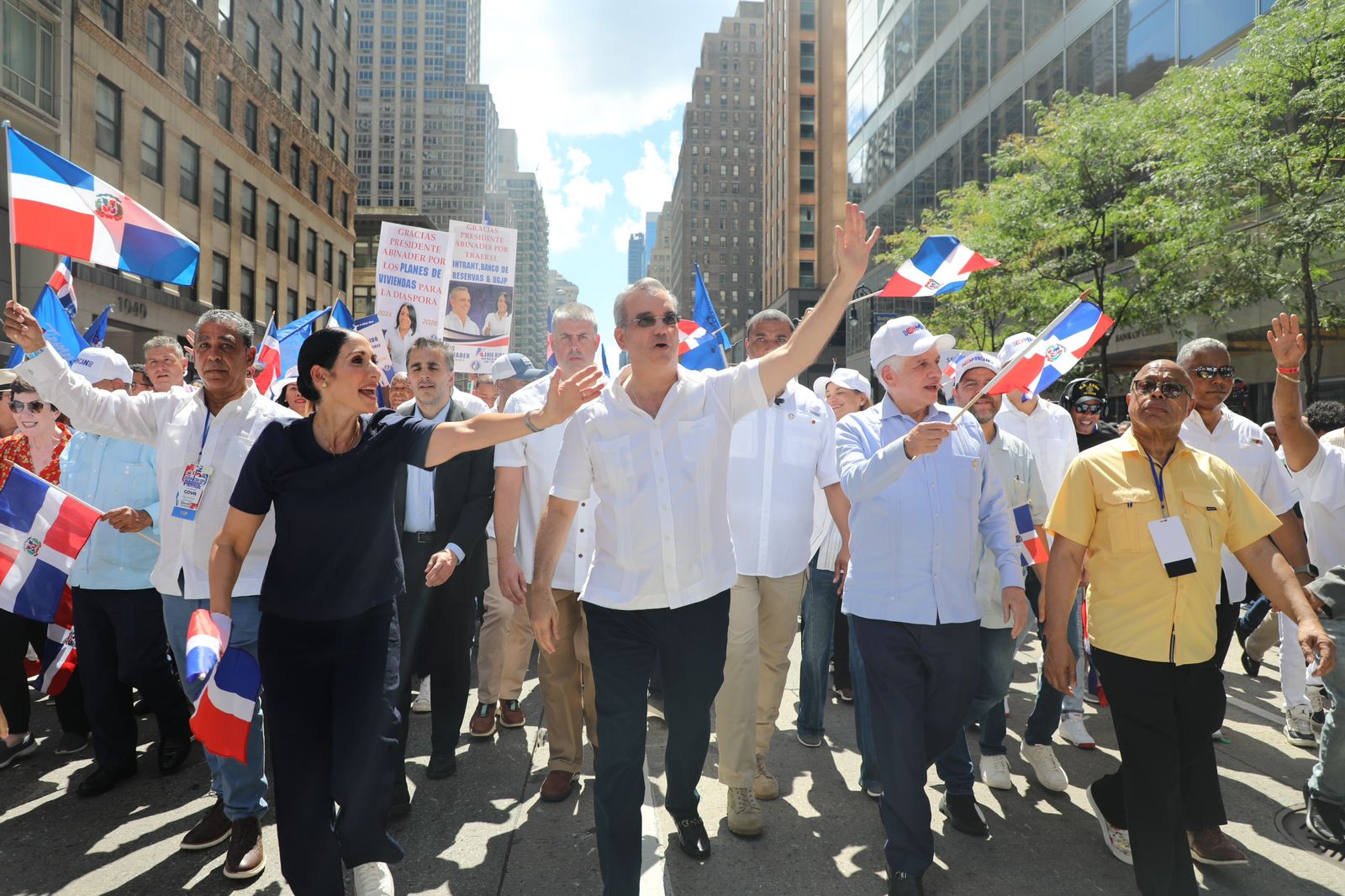 Junto al mandatario desfilaron la primera dama Raquel Arbaje y políticos representantes de RD y de Nueva York (Foto: Fuente externa)