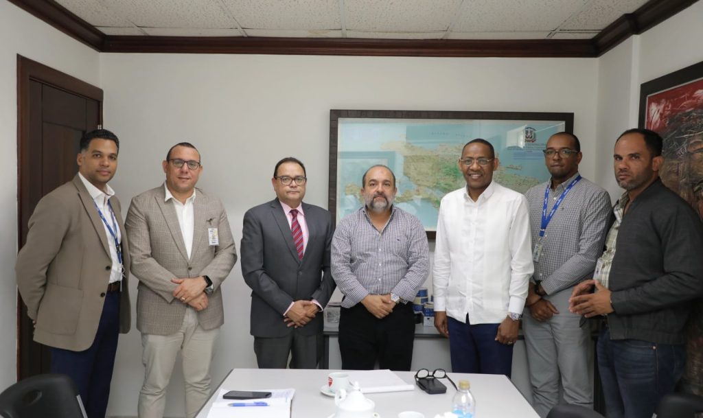 Al centro Mario Chabebe, Manuel Alberto Mejía Naut y el diputado Carlos Sánchez Quezada junto a los técnicos de Edeeste. (Fuente externa)