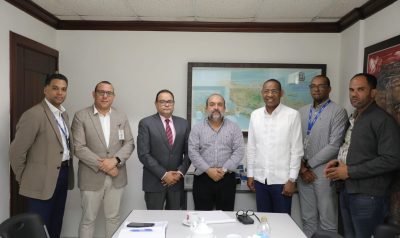 Al centro Mario Chabebe, Manuel Alberto Mejía Naut y el diputado Carlos Sánchez Quezada junto a los técnicos de Edeeste. (Fuente externa)