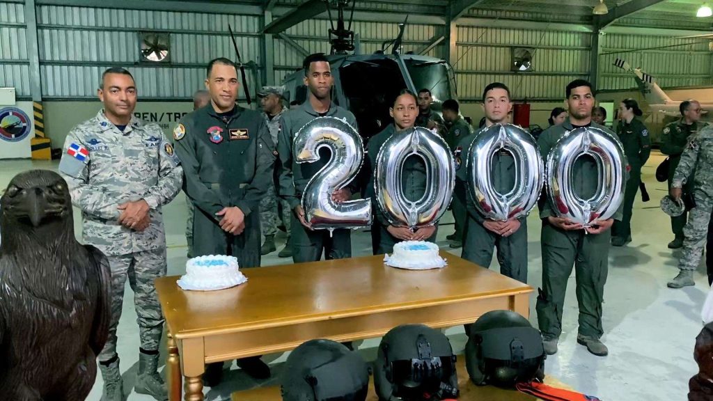 El teniente coronel Edward Martínez Bautista, comandante del Escuadrón de Rescate, junto a los mayores pilotos Abraham Brito Santana y Manuel Acosta Berroa, obtuvieron sus diplomas que los acreditan como maestro y señor piloto de la FARD
