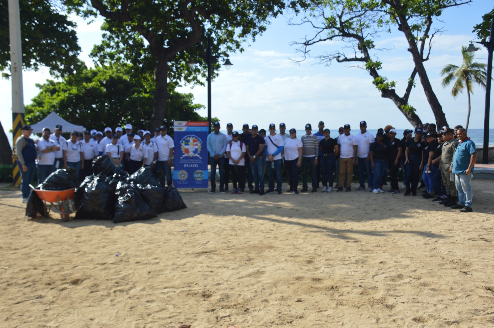 Realizan jornada de recolección de desechos sólidos en playa Güibia, DN Realizan jornada de recolección de desechos sólidos en playa Güibia, DN