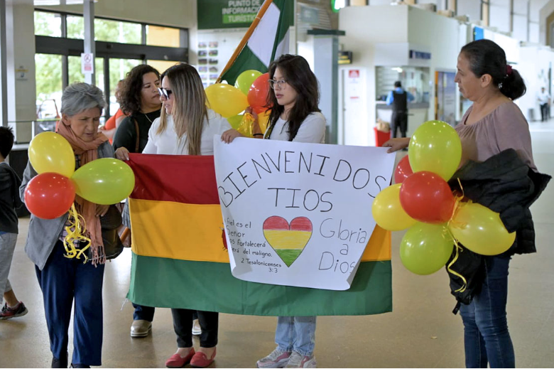 Llegan 12 bolivianos "sanos y salvos" que fueron evacuados desde Israel con apoyo español