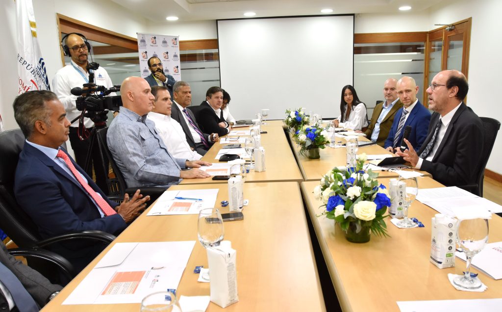 Los ministros de la Presidencia, Joel Santos, de Economía, Planificación y Desarrollo, Pável Isa Contreras; de Hacienda, José Manuel (Jochi) Vicente, y de Administración Pública, Darío Castillo en la reunión con el premio nobel de Economía, Michael Kremer.