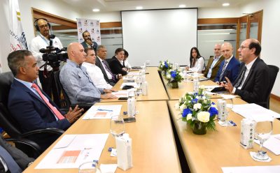 Los ministros de la Presidencia, Joel Santos, de Economía, Planificación y Desarrollo, Pável Isa Contreras; de Hacienda, José Manuel (Jochi) Vicente, y de Administración Pública, Darío Castillo en la reunión con el premio nobel de Economía, Michael Kremer.