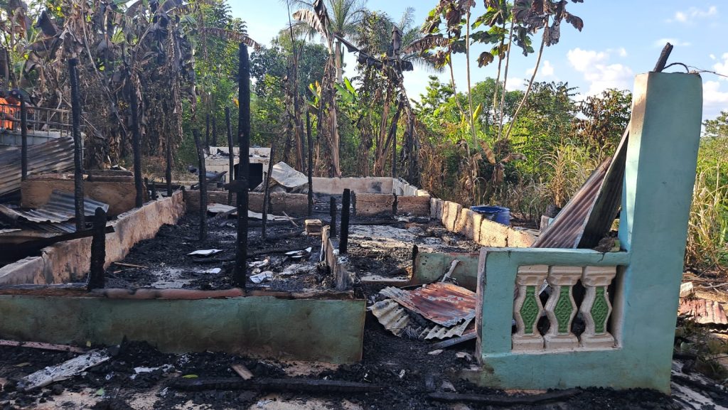 Familia pierde todo tras fuego consumir su casa en Monte Plata; piden ayuda