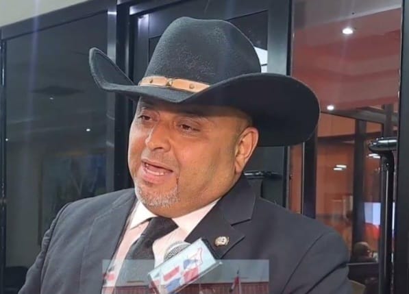 Senador Lenín Valdéz se "viste de luto" por resultados en las encuesta