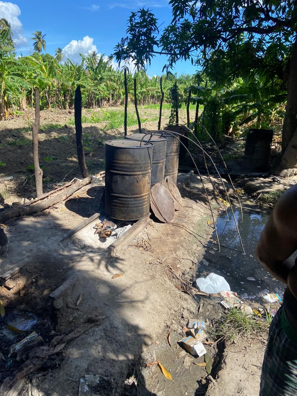Las autoridades derramaron las bebidas adulteradas (Foto: Fuente externa)