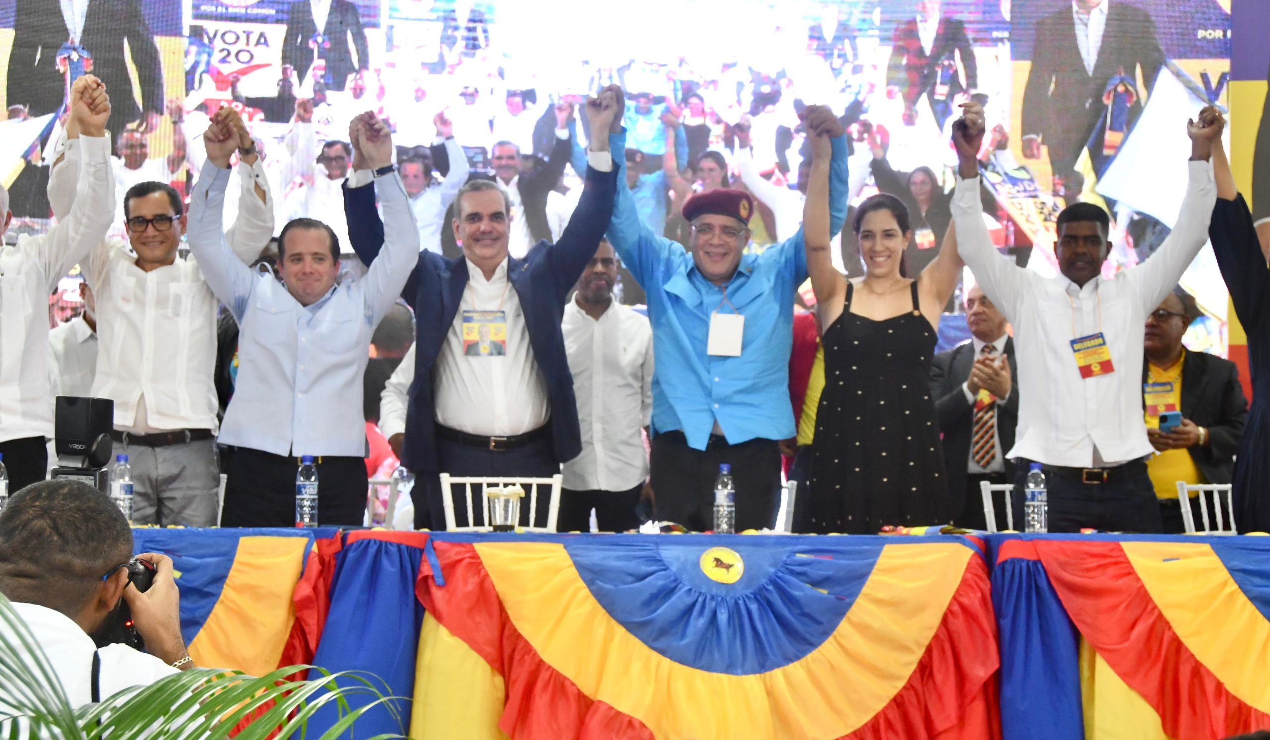 El presidente Luis Abinader junto a Luis Acosta de UDC y dirigentes de ambas organizaciones políticas (Foto: Fuente externa)