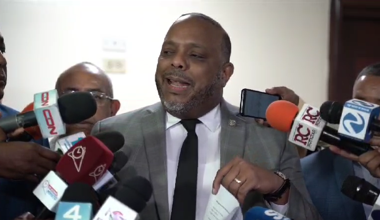 Préstamos que estudia Comisión de Hacienda enfrenta a la oposición y al oficialismo