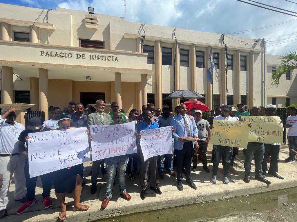 Depositan amparo contra generadora eléctrica contaminante en Samaná