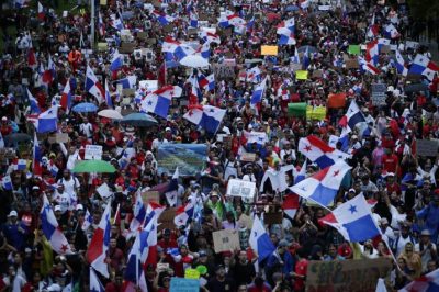 La lluvia no frena a cientos de manifestantes contra un acuerdo minero en Panamá