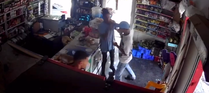 (Video) Hombre es atracado en su negocio a punta de pistola en SD