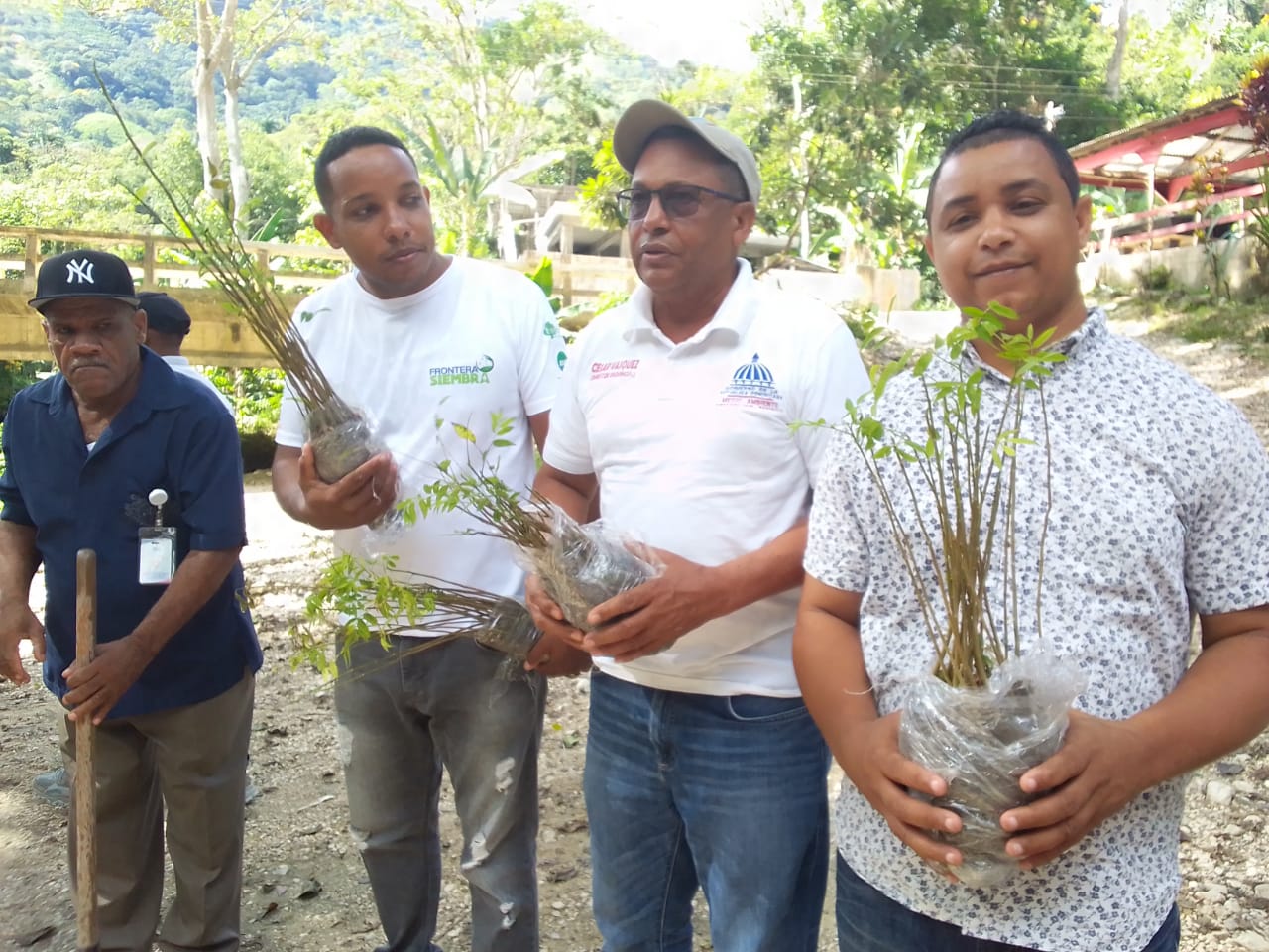 Desarrollo Fronterizo cultiva árboles en cuenca hidrográfica de Río Panzo