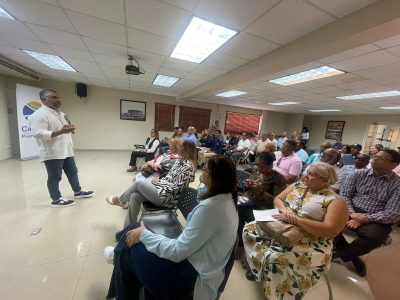 Proconsumidor imparte charla sobre buenas prácticas comerciales para negocios turísticos en Puerto Plata