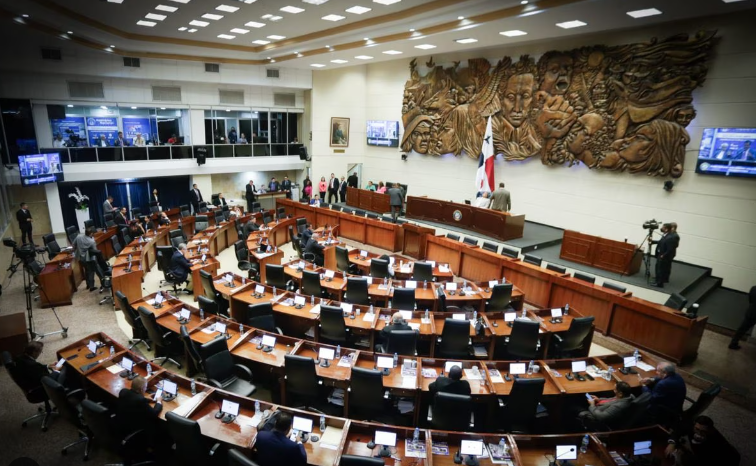 Denuncian a los diputados que votaron a favor del polémico contrato minero en Panamá