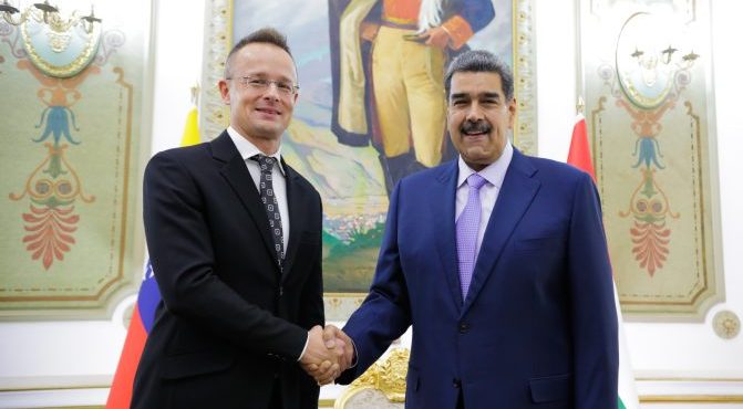 Maduro recibe al canciller de Hungría con miras a fortalecer la cooperación bilateral