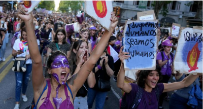 Decenas de mujeres protestan en Uruguay por los 25 feminicidios durante el año