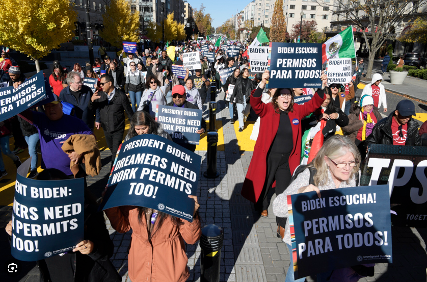 Cientos de migrantes exigen a Biden cumplir sus promesas de campaña; dicen les ha «fallado»